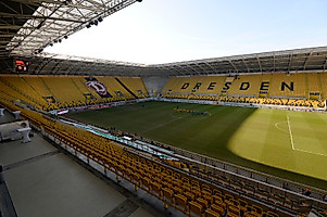 Vorm Anstoß: Geisterspielkulisse in Dresden