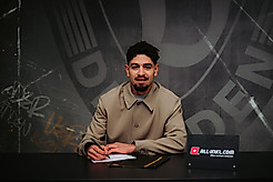 Ben Bobzien bei der Vertragsunterschrift am Freitag.