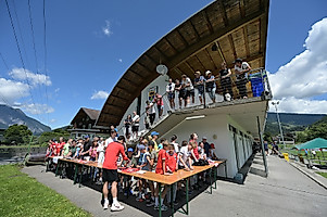 Seit Jahren am gleichen Fleck: Nach den Trainingseinheiten bieten sich Gelegenheiten für mitgereiste Fans, Autogramme und Fotos zu bekommen. 