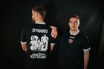 Lars Bünning und Niklas Hauptmann in einem schwarzen Trikot zu Ehren des Karriereendes von Stefan Kutschke