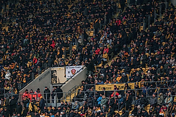 Sitzplatztribüne im Rudolf-Harbig-Stadion