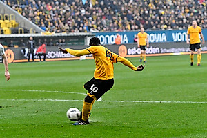 Mit diesem satten Schuss erzielt Erich Berko das 1:0.