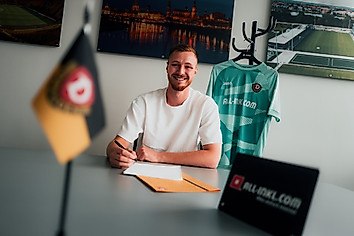 Lennart Grill als er seinen Vertrag bei der SGD unterzeichnet.