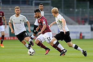 Dynamos Angriffsspiel nahm erst in der zweiten Halbzeit Konturen an - hier führt Aosman den Ball