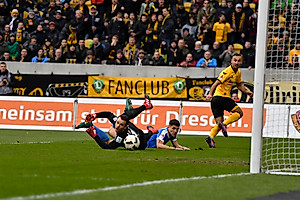 Gogia auf dem Weg zum 1:0? Der Ball wurde von Rieble gerade noch so geklärt – eine Zentimeterentscheidung.
