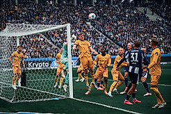 Lennart Grill und Christoph Daferner klären eine Ecke.