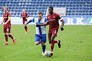 Im Zweikampf mit Granatowski treibt Kwadwo den Ball nach vorne. | Foto: Steffen Kuttner