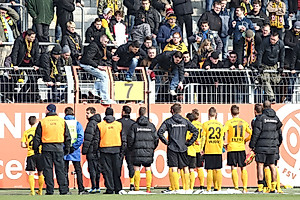 Die Mannschaft am Zaun