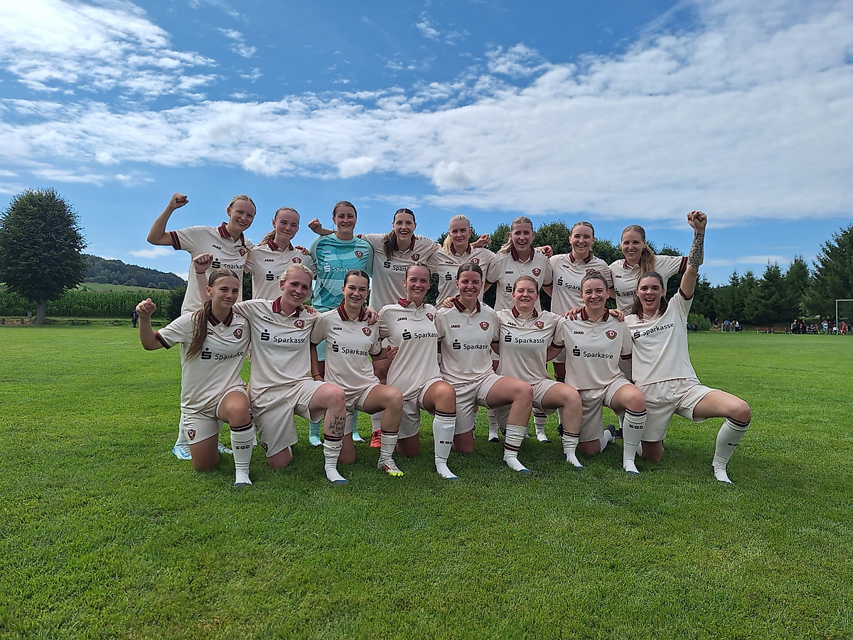 Mannschaftsfoto der Frauenmannschaft. Alle Spielerinnen jubeln.