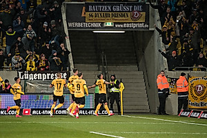 Traumeinstand für Winterneuzugang Terrazzino: Der gebürtige Mannheimer veredelt einen Abpraller zur 1:0-Führung und lässt sich dafür im Anschluss zurecht feiern.   