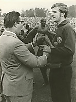 1971 gehörte er zu den ersten Double-Siegern der DDR. Hier empfängt er die Ehrung für den FDGB-Pokal.