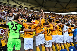 Nach dem Spiel feierte die Mannschaft mit den Fans vor dem Auswärtsblock.