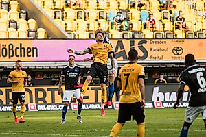 Im Luftkampf: Patrick Schmidt setzt sich durch.