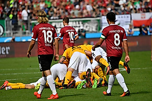 Die Jubeltraube nach dem 0:2 durch Ballas