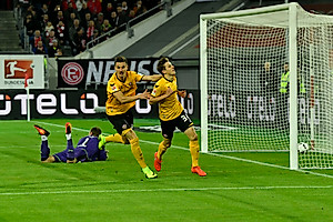 Hauptmann bejubelt mit Kutschke sein 1:0.