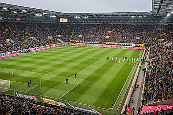 Das gefüllte Rudolf-Harbig-Stadion kurz vor dem Anstoß.