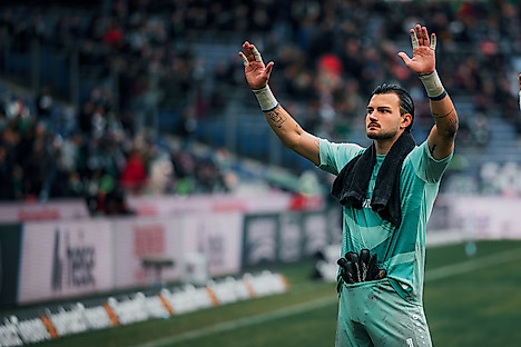 Tim Schreiber mit erhobenen Armen vorm Gästeblock in Hannover