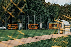 Die Container am Sportpark Ostra mit der Aufschrift SGD.