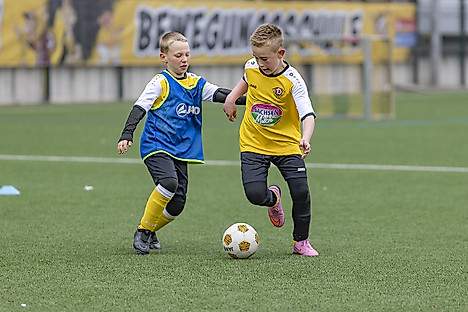 Zwei Kinder spielen Fußball