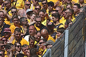 Gemeinsam für Dynamo. Die Spieler Patrick Wiegers, Andreas "Lumpi" Lambertz, Aias Aosman, Niklas Hauptmann und Patrick Möschl unterstützten die Mannschaftskollegen vom Gästeblock aus. (Foto: SGD)