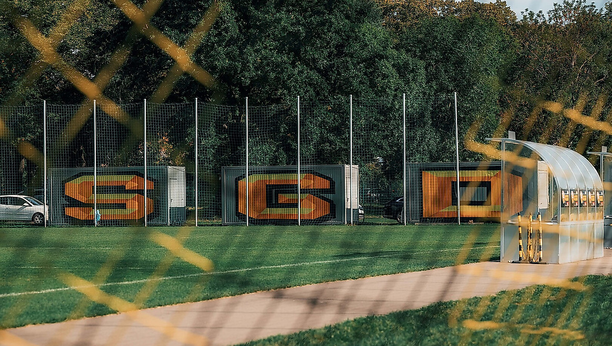 Die Container am Sportpark Ostra mit der Aufschrift SGD.