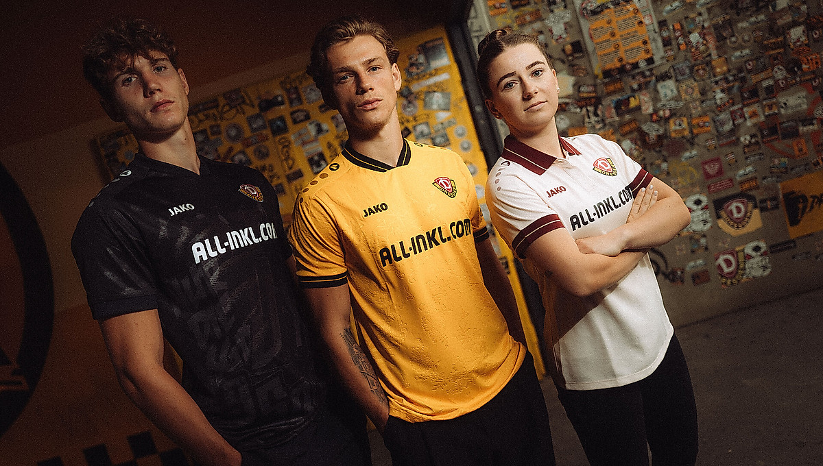 Friedrich Müller, Jonas Oehmichen und Michelle Böhmak in den neuen Trikots für die Saison 2025/26 hinter dem K-Block.