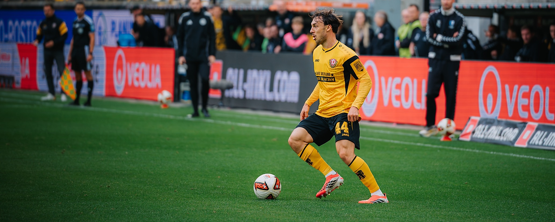 Simon Straudi ist für Dynamo Dresden am Ball.
