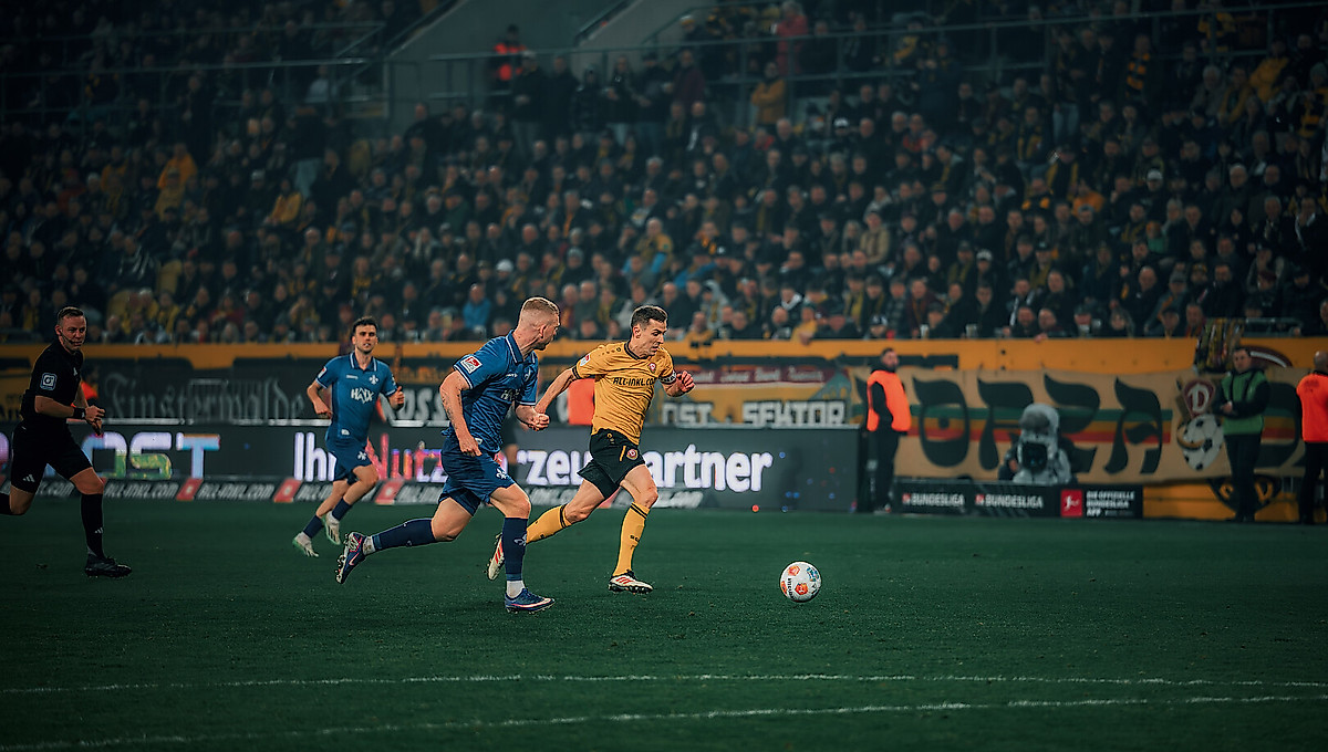 Niklas Hauptmann am Ball im Spiel SG Dynamo Dresden gegen den SV Darmstadt 98.