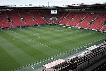 Das Blick auf das Spielfeld von den Zuschauerrängen des Stadions von Slavia Prag. 