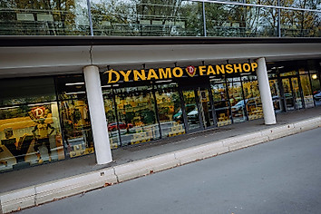 Der Schriftzug des Dynamo Fanshops am Rudolf-Harbig-Stadion.