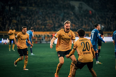 Zwei Spieler beim Jubeln.