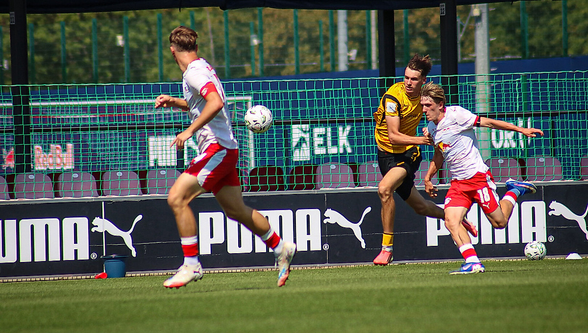 Nachwuchsspieler der SG Dynamo Dresden sowie von RasenBallsport Leipzig im Spiel gegeneinander.