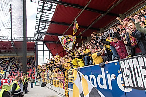 Grenzenlose Freude: Der Gästeblock bejubelt den Treffer zum 2:0.