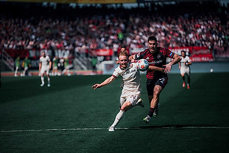 Zweikampf um den Ball.