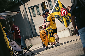 Eine Familie in Fankleidung der SGD auf dem Weg zum Spiel von Dynamo Dresden.