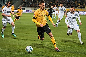 Wahlqvist treibt das Spielgerät über seine rechte Seite.