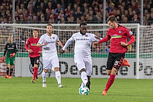 Erich Berko setzt sich im Laufduell gegen Pascal Stenzel durch.