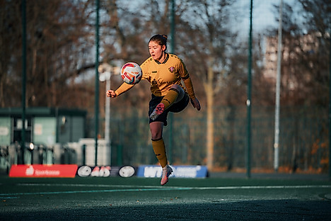 Die Dynamo-Spielerin Patricia Appel bei der Ballannahme im Spiel.