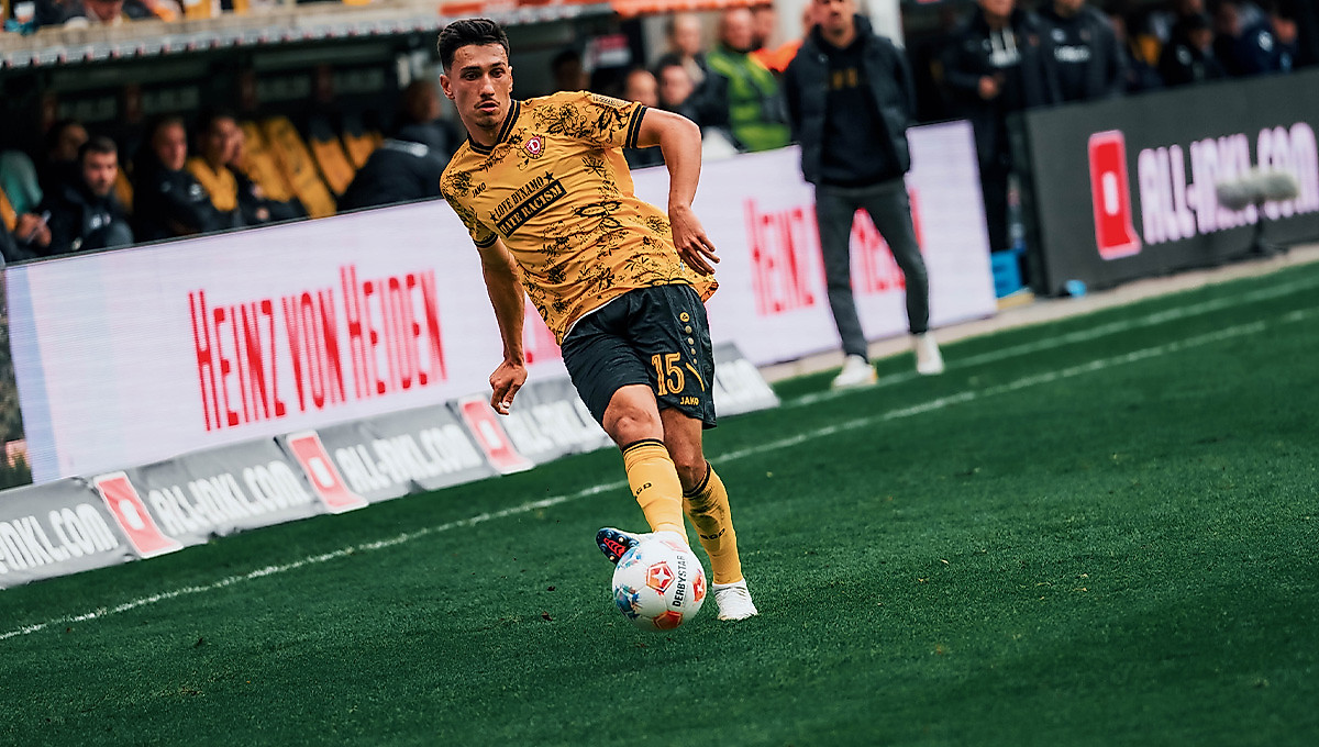 Claudio Kammerknecht spielt einen Pass.