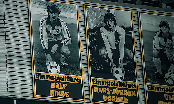 Die Ehrenspielführer-Tafeln im Rudolf-Harbig-Stadion.