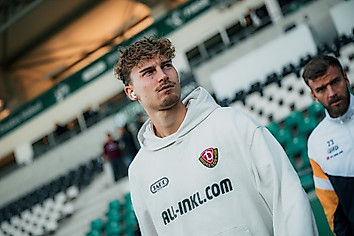 Dominik Kother betritt in Münster den Platz zur Platzbegehung.