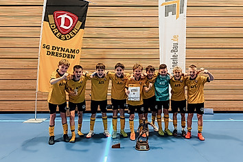 Die U13 der SGD nach der Übergabe des Siegerpokals und der Urkunde.