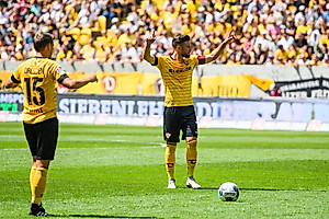 Kapitän Niklas Kreuzer und Neuzugang Chris Löwe beim Freistoß
