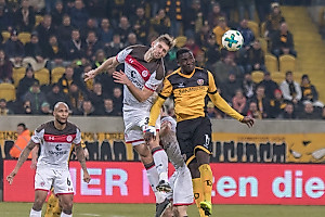 Peniel Mlapa im Kopfballduell. (Foto: Steffen Kuttner)