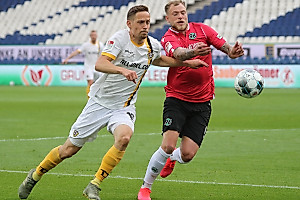 Jannik Müller (li.) duelliert sich mit Hannover-Angreifer John Guidetti.