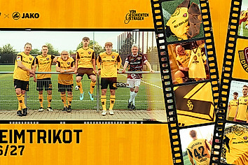Sechs Männer auf einem Fußballplatz im Dynamotrikot
