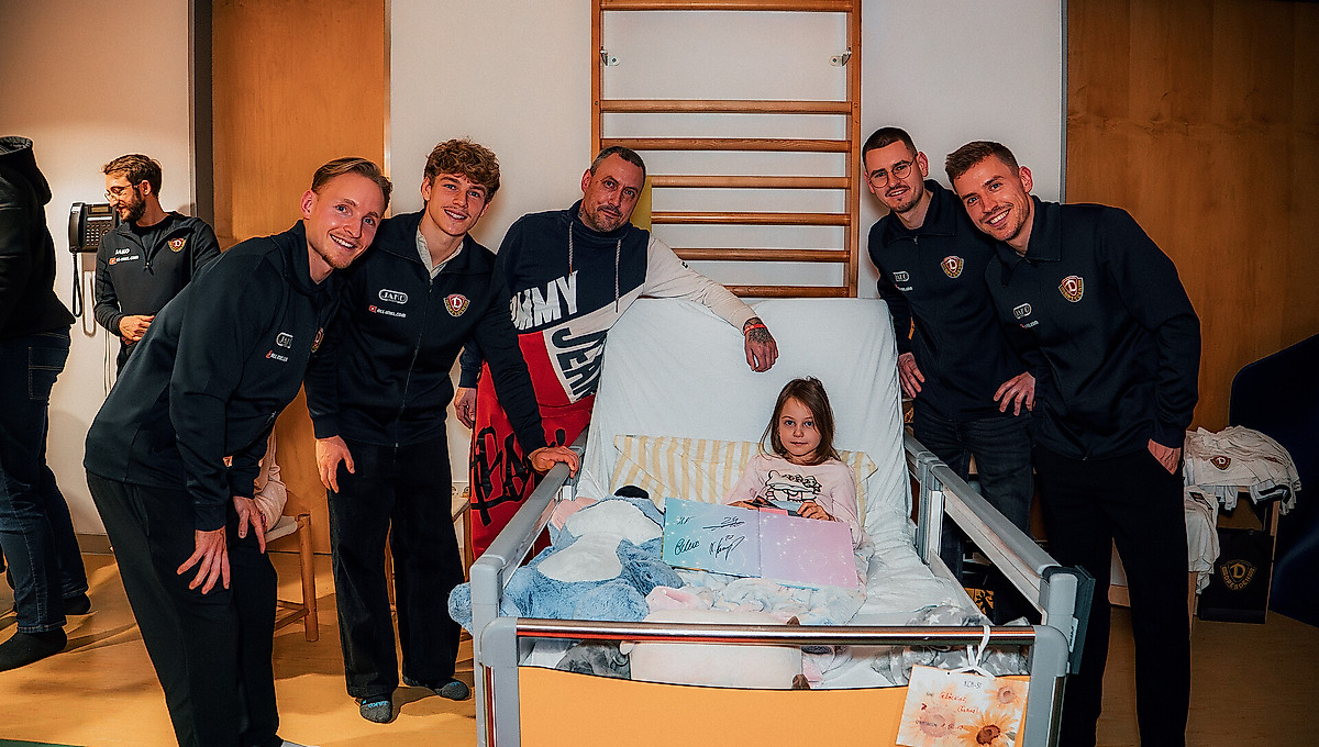 Tony Menzel, Jonas Oehmichen, Niklas Hauptmann und Henry Anschütz am Krankenhausbett eines kleinen Mädchens mit ihrem Vater.