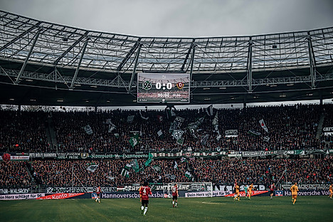 Die Anzeigetafel in der Heinz-von-Heiden-Arena beim Spiel Hannover 96 gegen Dynamo Dresden