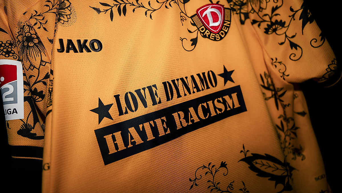 Das Sondertrikot vom "LOVE DYNAMO - HATE RACISM"-Aktionsspieltag 2025/26.