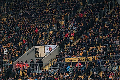 Sitzplatztribüne im Rudolf-Harbig-Stadion